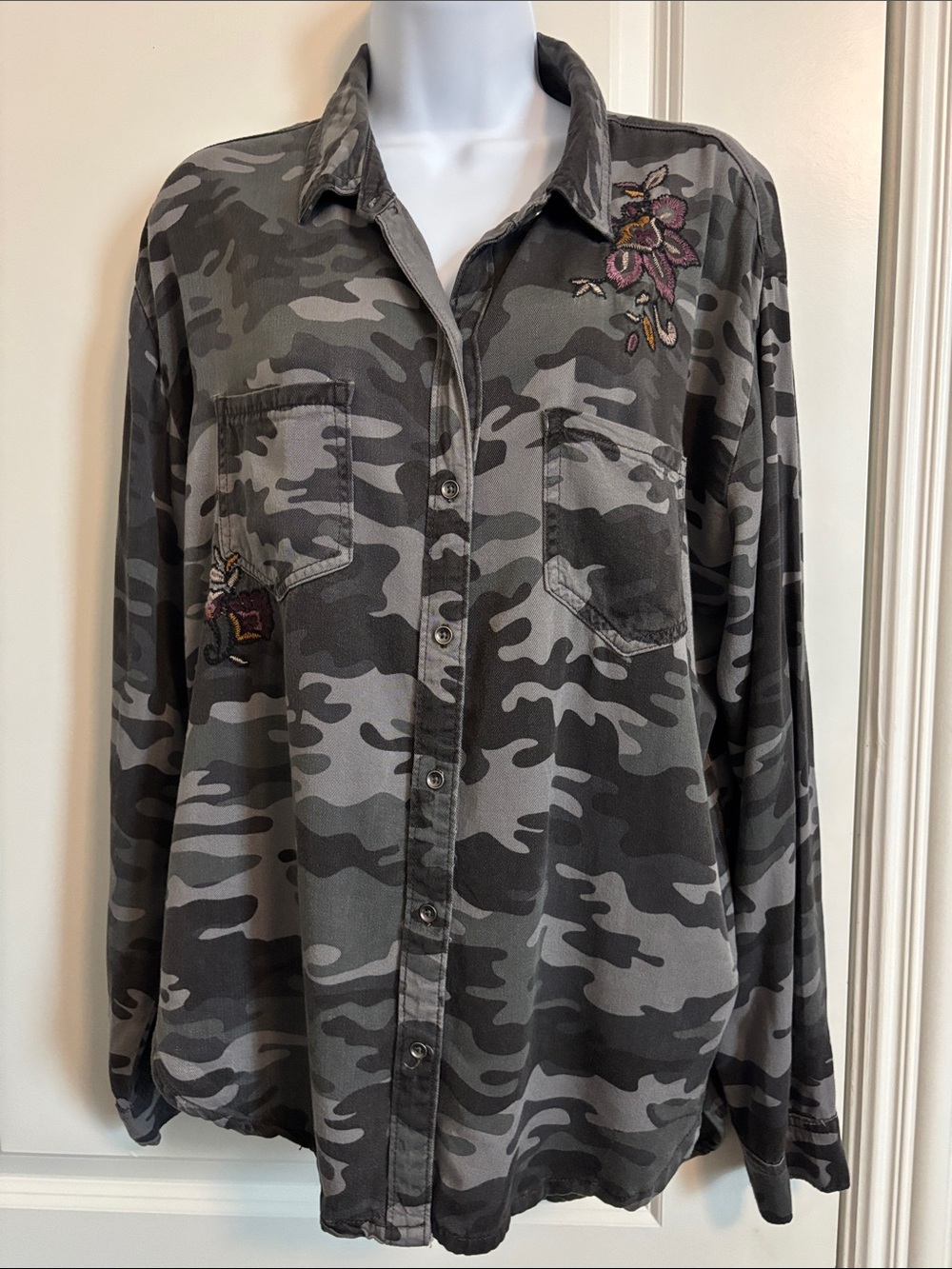 Knox Rose Women’s Gray Camo Button-Down Shirt with Floral Embroidery size L
